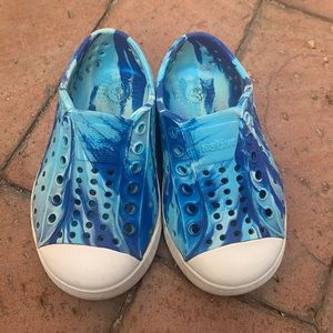 6c native shoes. Tie die blue.